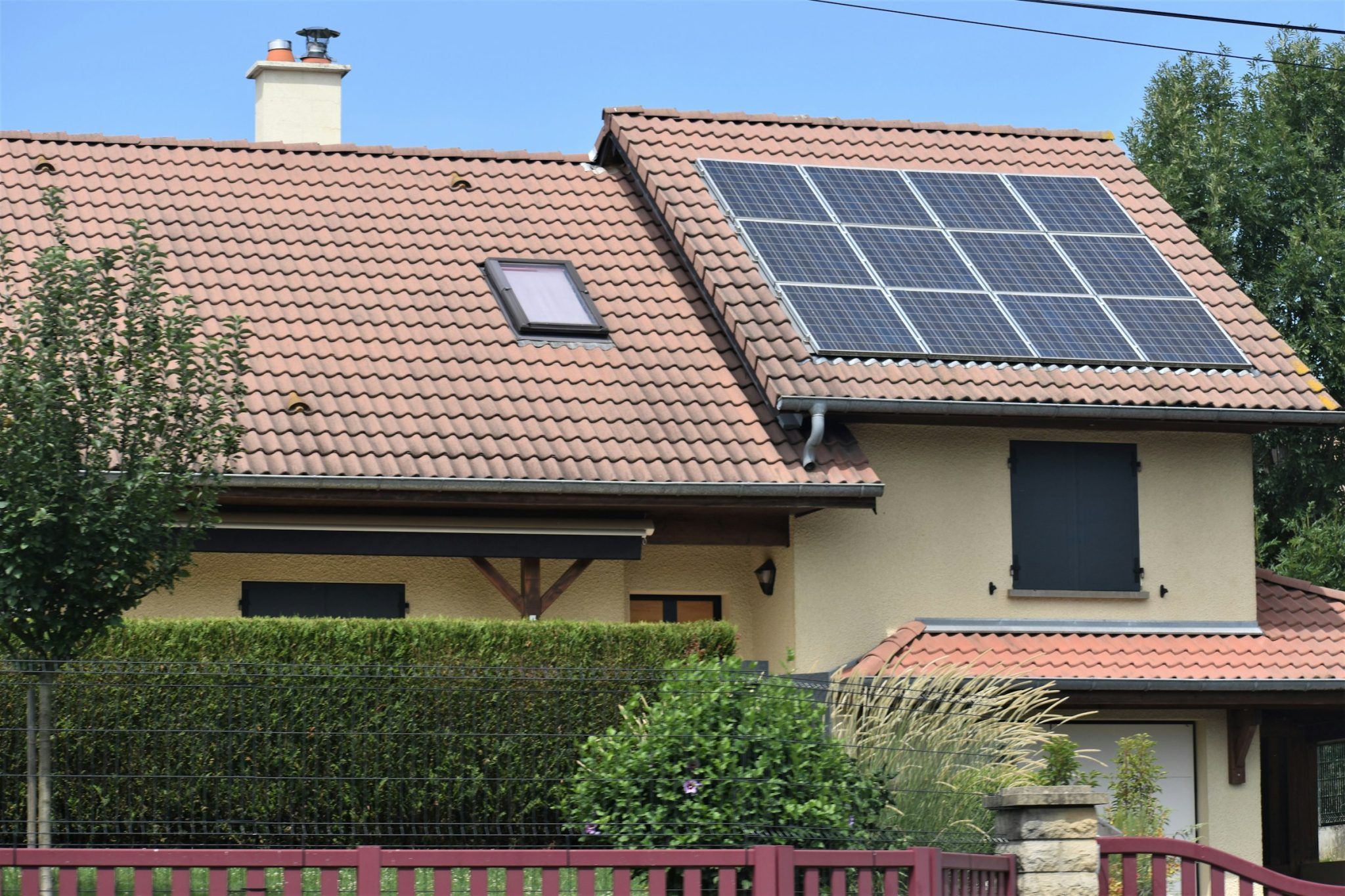 The Advantages of Solar Hybrid Invertersin Modern Homes