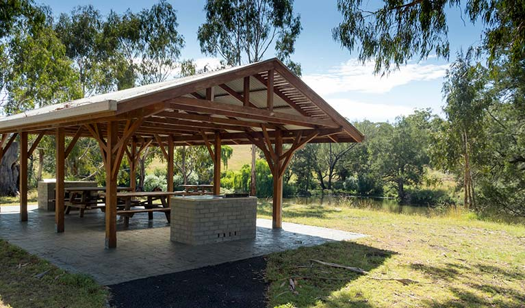 Create the Ultimate Outdoor Bar for Seamless Entertaining