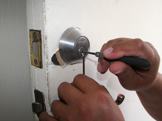 How to Choose the Right Residential Locksmith